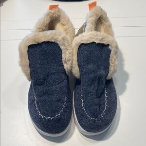 Cozy Blue and Cream Fur-Lined Slippers NEW